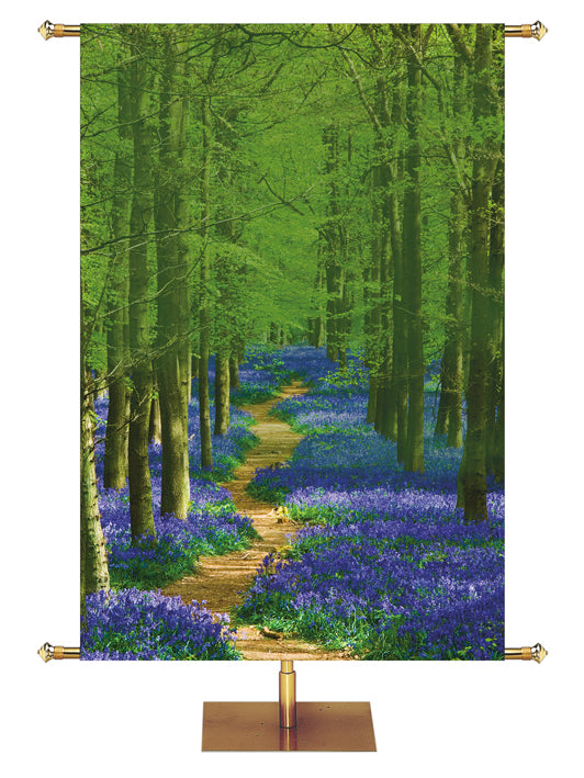 Camino de bandera personalizado hacia Grace Path en el bosque