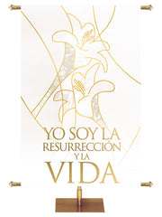Spanish Easter Liturgy I Am The Resurrection on White Banner with two Easter Lily Blooms left above right outlined in gold in wide banner format